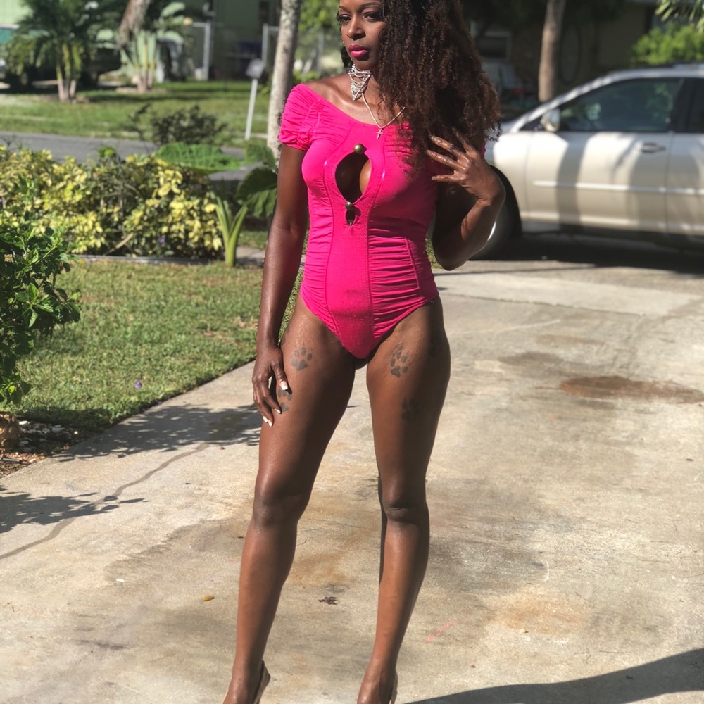Pretty in pink “mature” bathing suit 😍😍😍